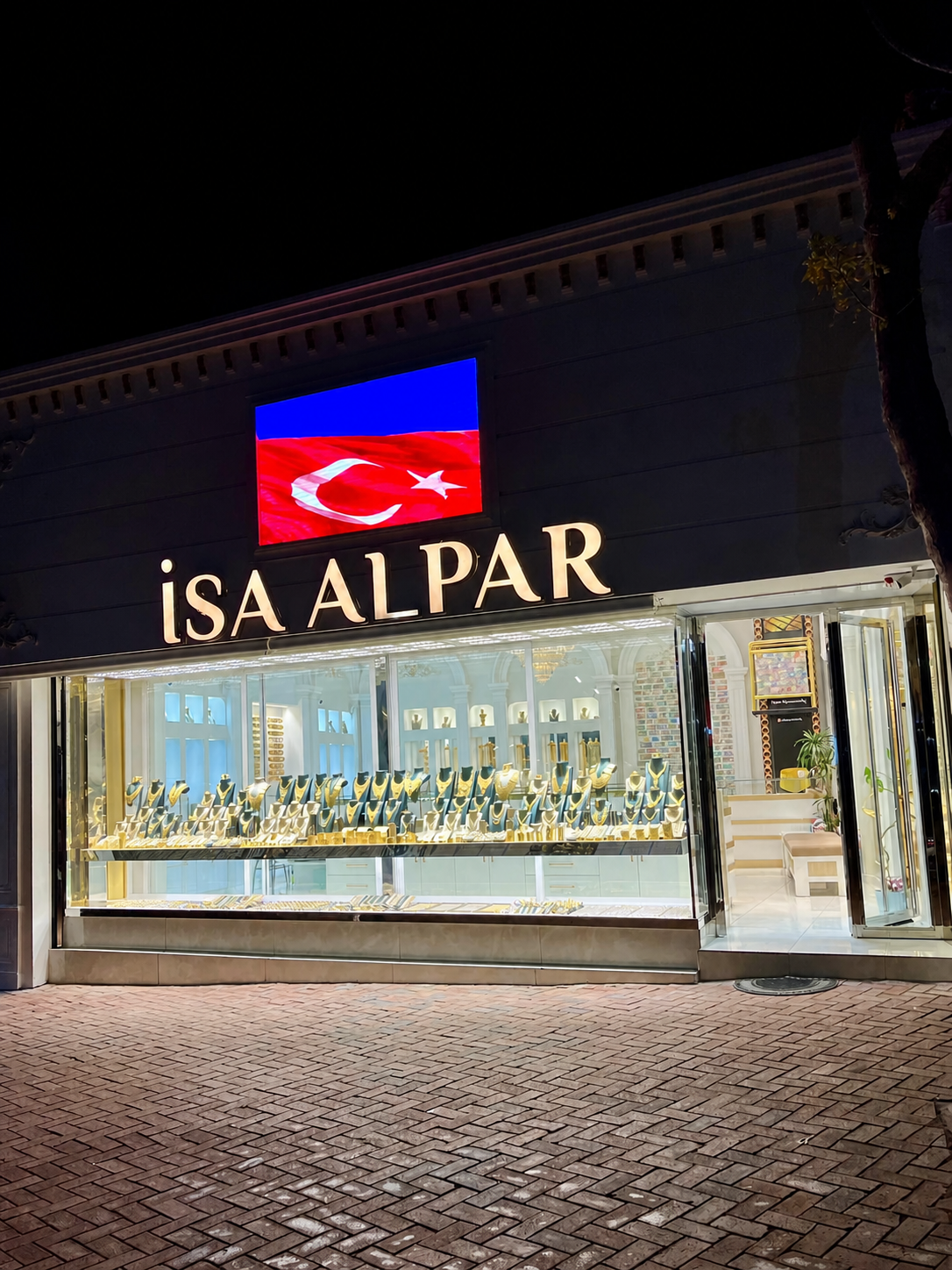 Alpar Kuyumculuk mağaza içi vitrin